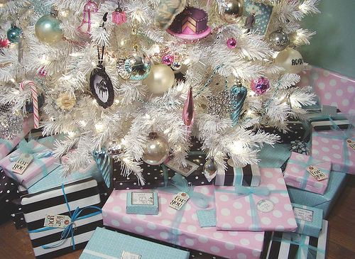 Holiday-Gifts Holiday Gifts Chic enjoyed reading