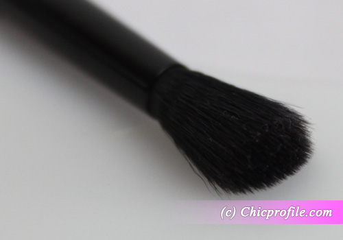 Illamasqua Blending Brush bristles Review: Illamasqua Pure Pigment in Android + Blending Brush