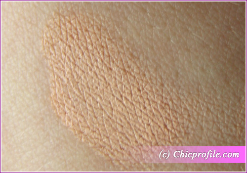 La Mer Radiant Concealer SPF25 swatch La Mer Radiant Concealer SPF 25   Review + Photos
