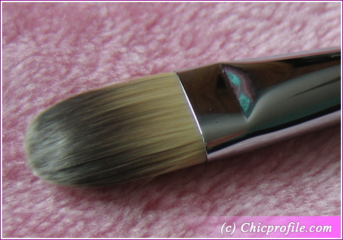 La Mer Skincolor Foundation Brush close up Review: La Mer Treatment Fluid Foundation SPF 15 and Foundation Brush   New photos