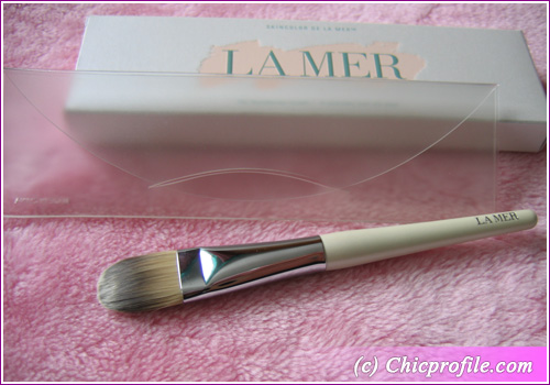 La Mer Skincolor Foundation Brush package1 Review: La Mer Treatment Fluid Foundation SPF 15 and Foundation Brush   New photos