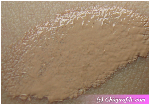 La Mer Treatment Fluid Foundation swatch Review: La Mer Treatment Fluid Foundation SPF 15 and Foundation Brush   New photos