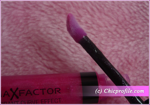 Max Factor Vibrant Curve Effect lip gloss Me Me Me applicator Max Factor Vibrant Curve Effect Lip Gloss in Me Me Me   Review, Photos, Swatches, Lip Swatches