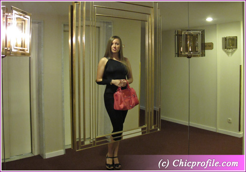 Blondy girl mirror Chicprofile returns from Vacation + Photos