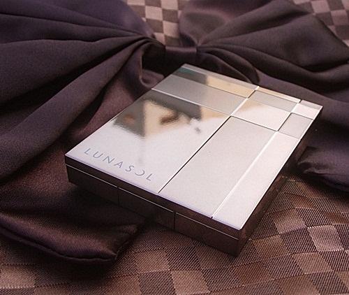 Lunasol-2010-summer-blue-eyeshadow-palette-case Lunasol 2010 summer blue eyeshadow palette case Lunasol Makeup Collection for Summer 2010 Photos + Swatches
