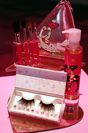 Shu-Uemura-Holiday-Christmas-2010-collection-false-eyelashes-brushes Shu Uemura Holiday Christmas 2010 collection false eyelashes brushes Shu Uemura Christmas Holiday 2010 Collection Sneak Peek