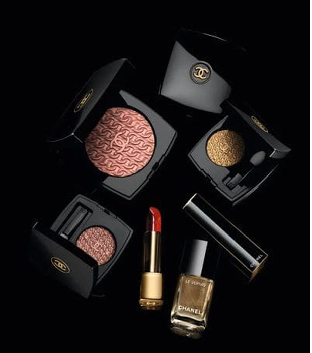 Chanel Les Chaines D Or De Chanel Holiday Swatches Beauty Trends And Latest Makeup Collections Chic Profile