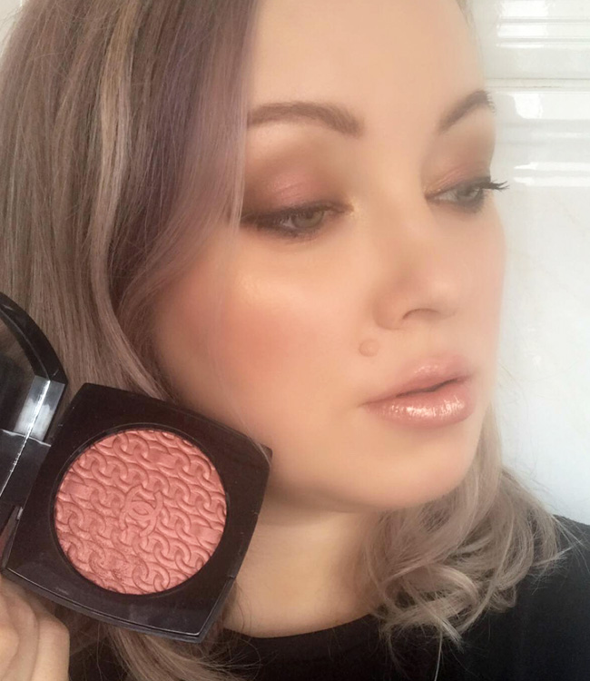 Chanel Holiday 2020 Makeup Illuminating Blush Powder