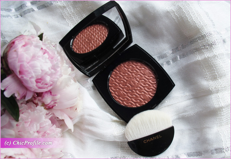 Chanel Les Chaines de Chanel Illuminating Blush Powder Review, Live Swatch,  Makeup Look Chanel Les Chaines Illuminating Blush Powder Review