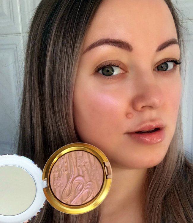 MAC Show Gold Extra Dimension Skinfinish on the cheeks