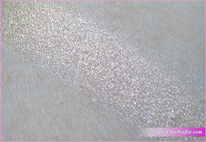 MAC Show Gold Extra Dimension Skinfinish swatch close up