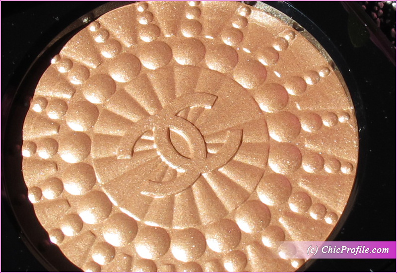Chanel Perles de Lumiere Illuminating Blush Powder Details