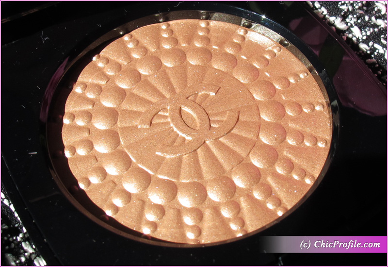 Chanel Perles de Lumiere Illuminating Blush Powder Close Up