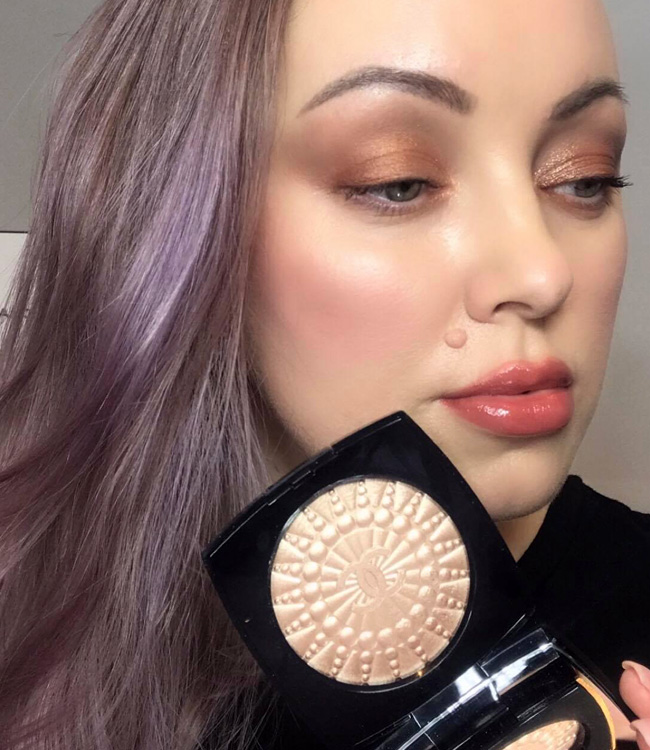 Chanel Perles de Lumiere Illuminating Blush Powder on the cheeks