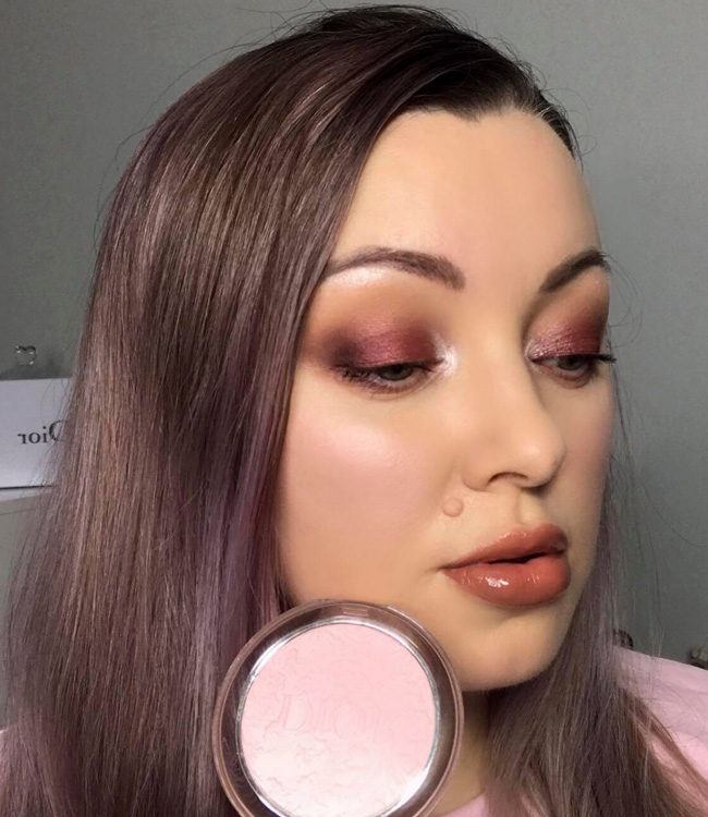 Dior Mineral Nude Glow (01) Blooming Garden on the cheeks