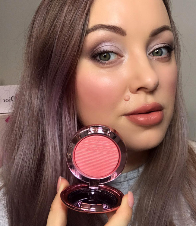 MAC Look, Don't Touch! Extra Dimension Blush on the cheeks