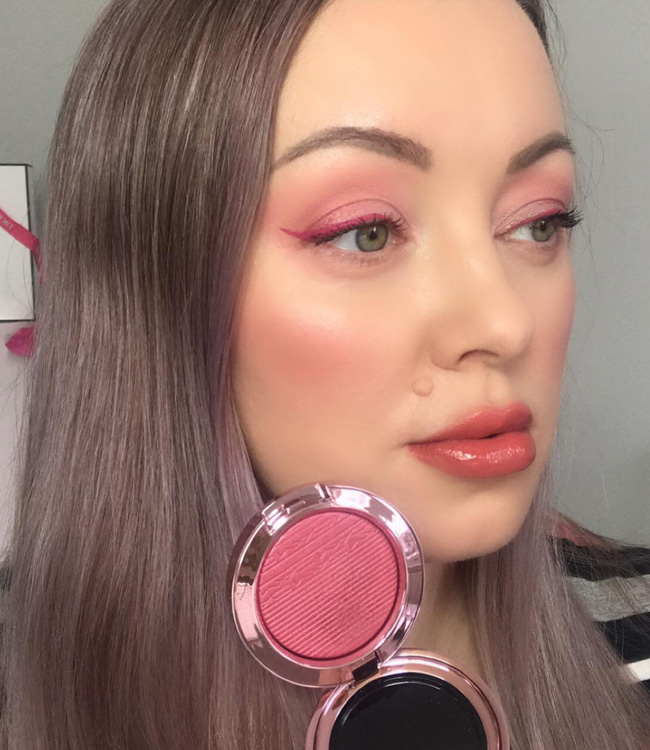 MAC Under My Plum Extra Dimension Blush on the cheeks